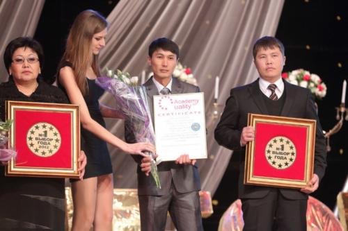 award1-768x512